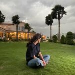 Saba Qamar Zaman Instagram - Tu hai mujh mein samaaya kahaan leke mujhe aaya Main hoon tujh mein samaaya tere peeche chala aaya Tera hi main ik saaya tune mujhko banaya Main toh jag ko naa bhaaya Tune gale se lagaya haan phir tu hi hai khudaya Sacch tu hi hai khudaya aa Kun faaya kun kun faaya kun faaya kun faaya kun faaya kun faaya kun 😌