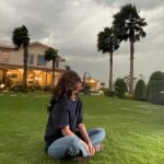 Saba Qamar Zaman Instagram - Tu hai mujh mein samaaya kahaan leke mujhe aaya Main hoon tujh mein samaaya tere peeche chala aaya Tera hi main ik saaya tune mujhko banaya Main toh jag ko naa bhaaya Tune gale se lagaya haan phir tu hi hai khudaya Sacch tu hi hai khudaya aa Kun faaya kun kun faaya kun faaya kun faaya kun faaya kun faaya kun 😌