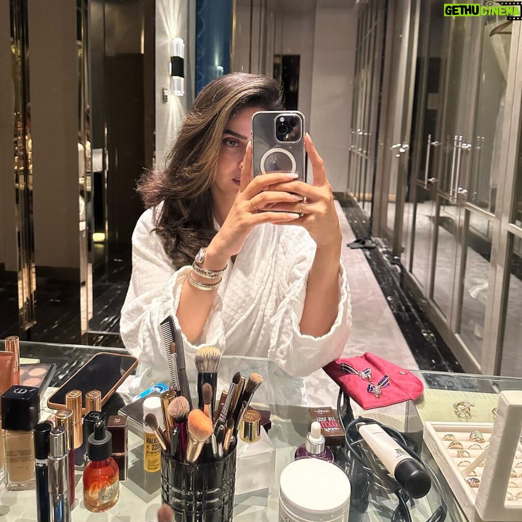 Saba Qamar Zaman Instagram - I 🤍 white. 🕊️ 💇‍♀️ @ethereal_salon