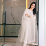 Saba Qamar Zaman Instagram - How’s your eid going everyone? ☺️🫣🎶 #meethieid🌙