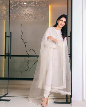 Saba Qamar Zaman Instagram - How’s your eid going everyone? ☺️🫣🎶 

#meethieid🌙
