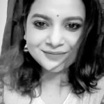 Sabnam Faria Instagram - Friday is all about food , bindi , jhumkaa and some blank space…