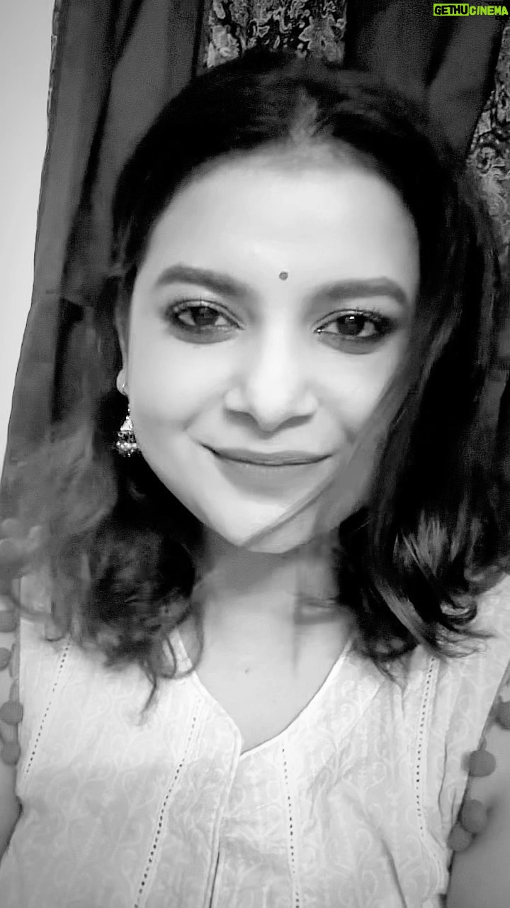 Sabnam Faria Instagram - Friday is all about food , bindi , jhumkaa and some blank space…