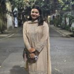Sabnam Faria Instagram - ব্যক্তিগত আলোকচিত্র গ্রহণকারীর অভাবে রাত পর্যন্ত অপেক্ষা করতে হলো একটি ঈদের বিশেষ আলোকচিত্র সামাজিক যোগাযোগ মাধ্যমে দেয়ার জন্য! দোয়া করবেন পরের ঈদে যাতে ব্যক্তিগত একজন আলোকচিত্র গ্রহণকারীর ব্যবস্থা হয়ে যায় ! সবাইকে ঈদের শুভেচ্ছা … 📸: Sara
