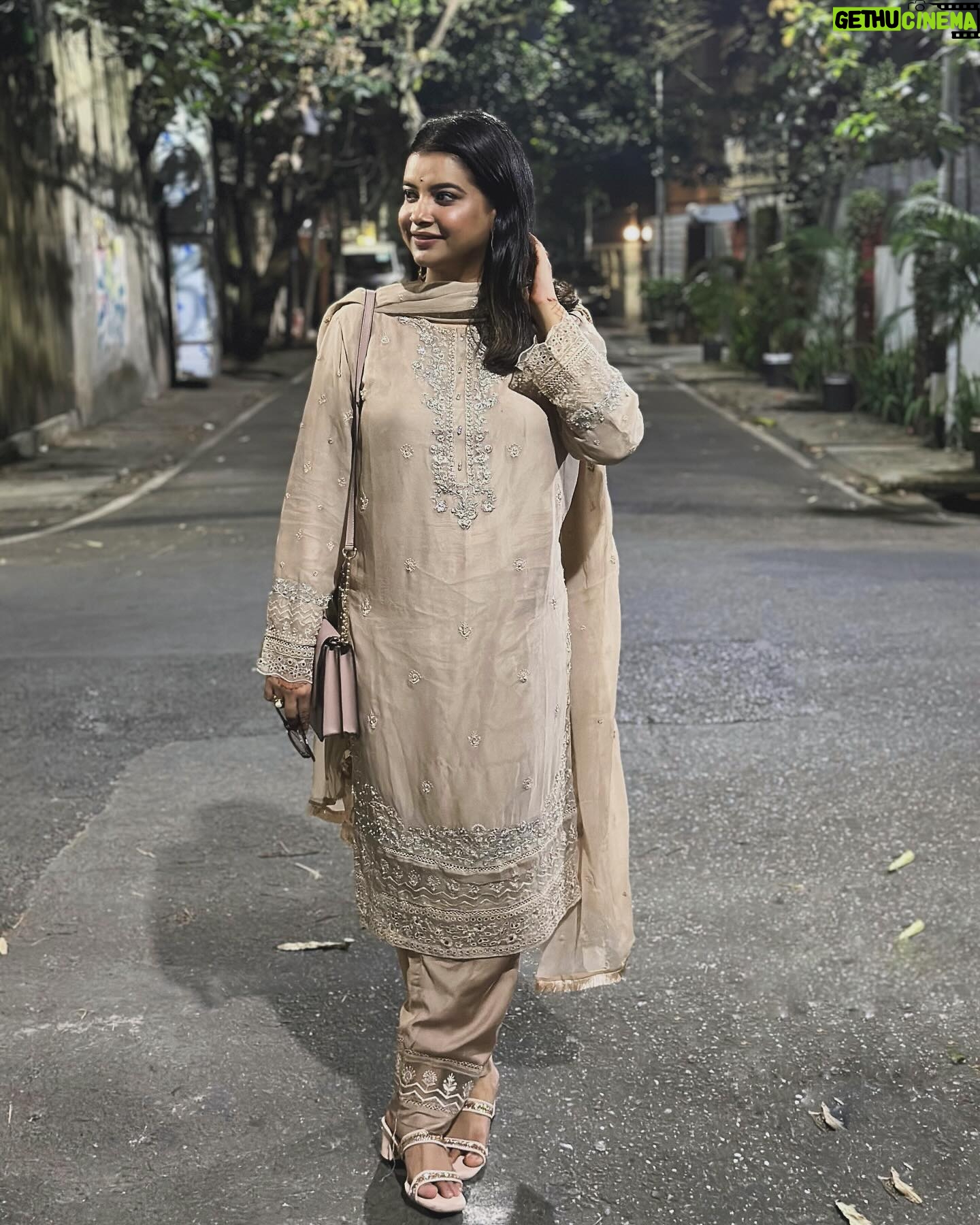 Sabnam Faria Instagram - ব্যক্তিগত আলোকচিত্র গ্রহণকারীর অভাবে রাত পর্যন্ত অপেক্ষা করতে হলো একটি ঈদের বিশেষ আলোকচিত্র সামাজিক যোগাযোগ মাধ্যমে দেয়ার জন্য! দোয়া করবেন পরের ঈদে যাতে ব্যক্তিগত একজন আলোকচিত্র গ্রহণকারীর ব্যবস্থা হয়ে যায় ! সবাইকে ঈদের শুভেচ্ছা … 📸: Sara