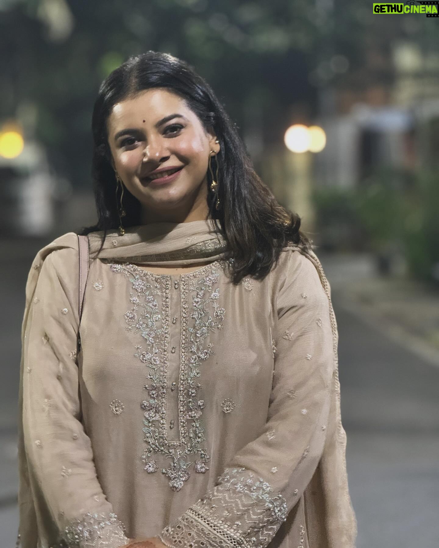 Sabnam Faria Instagram - ব্যক্তিগত আলোকচিত্র গ্রহণকারীর অভাবে রাত পর্যন্ত অপেক্ষা করতে হলো একটি ঈদের বিশেষ আলোকচিত্র সামাজিক যোগাযোগ মাধ্যমে দেয়ার জন্য! দোয়া করবেন পরের ঈদে যাতে ব্যক্তিগত একজন আলোকচিত্র গ্রহণকারীর ব্যবস্থা হয়ে যায় ! সবাইকে ঈদের শুভেচ্ছা … 📸: Sara