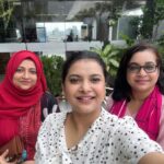Sabnam Faria Instagram - প্রায় এক বছর পর আমরা তিনবোন একসাথে! তিনবছর পর আমার বড় আপু দেশে ফিরে এসেছে, আমাদের গল্প যেন শেষই হচ্ছে না , আম্মু শেষমেশ না পেরে আজকে বলে, “তোদের গলা শুকায় না? তোরা ৫ মিনিট চুপ করে থাক তো”