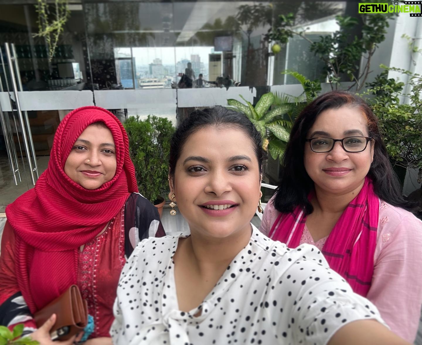 Sabnam Faria Instagram - প্রায় এক বছর পর আমরা তিনবোন একসাথে! তিনবছর পর আমার বড় আপু দেশে ফিরে এসেছে, আমাদের গল্প যেন শেষই হচ্ছে না , আম্মু শেষমেশ না পেরে আজকে বলে, “তোদের গলা শুকায় না? তোরা ৫ মিনিট চুপ করে থাক তো”