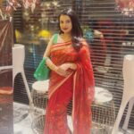 Sabnam Faria Instagram - ১৬ই ডিসেম্বর 2022 অনেক বছর পর আমরা পুরানো ৩ বন্ধু একসাথে হয়েছিলাম… যদিও পুরোটা সময় জুড়ে আমরা তুবারেক নিয়েই ব্যাস্ত ছিলাম! উনি আবার সেদিন জীবনের প্রথম শাড়ি পরেছিল … আল্লাহুম্মা বারিক লাহা! #victoryday #bangladesh #16december
