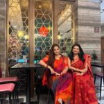 Sabnam Faria Instagram - ১৬ই ডিসেম্বর 2022 অনেক বছর পর আমরা পুরানো ৩ বন্ধু একসাথে হয়েছিলাম… যদিও পুরোটা সময় জুড়ে আমরা তুবারেক নিয়েই ব্যাস্ত ছিলাম! উনি আবার সেদিন জীবনের প্রথম শাড়ি পরেছিল … আল্লাহুম্মা বারিক লাহা! #victoryday #bangladesh #16december