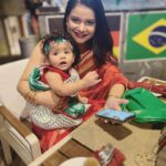 Sabnam Faria Instagram - ১৬ই ডিসেম্বর 2022 অনেক বছর পর আমরা পুরানো ৩ বন্ধু একসাথে হয়েছিলাম… যদিও পুরোটা সময় জুড়ে আমরা তুবারেক নিয়েই ব্যাস্ত ছিলাম! উনি আবার সেদিন জীবনের প্রথম শাড়ি পরেছিল … আল্লাহুম্মা বারিক লাহা! #victoryday #bangladesh #16december