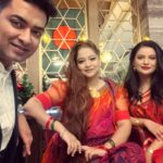 Sabnam Faria Instagram - ১৬ই ডিসেম্বর 2022 অনেক বছর পর আমরা পুরানো ৩ বন্ধু একসাথে হয়েছিলাম… যদিও পুরোটা সময় জুড়ে আমরা তুবারেক নিয়েই ব্যাস্ত ছিলাম! উনি আবার সেদিন জীবনের প্রথম শাড়ি পরেছিল … আল্লাহুম্মা বারিক লাহা! #victoryday #bangladesh #16december