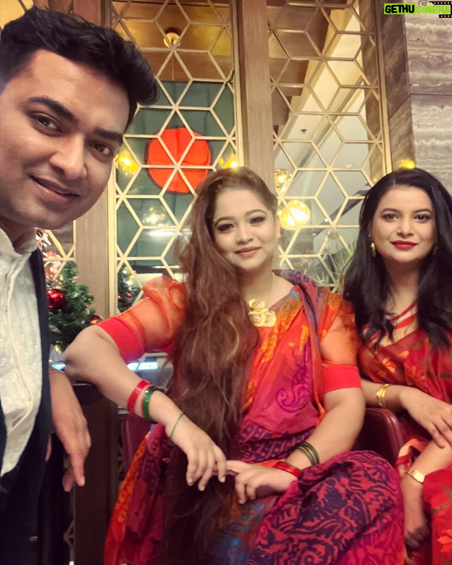 Sabnam Faria Instagram - ১৬ই ডিসেম্বর 2022 অনেক বছর পর আমরা পুরানো ৩ বন্ধু একসাথে হয়েছিলাম… যদিও পুরোটা সময় জুড়ে আমরা তুবারেক নিয়েই ব্যাস্ত ছিলাম! উনি আবার সেদিন জীবনের প্রথম শাড়ি পরেছিল … আল্লাহুম্মা বারিক লাহা! #victoryday #bangladesh #16december