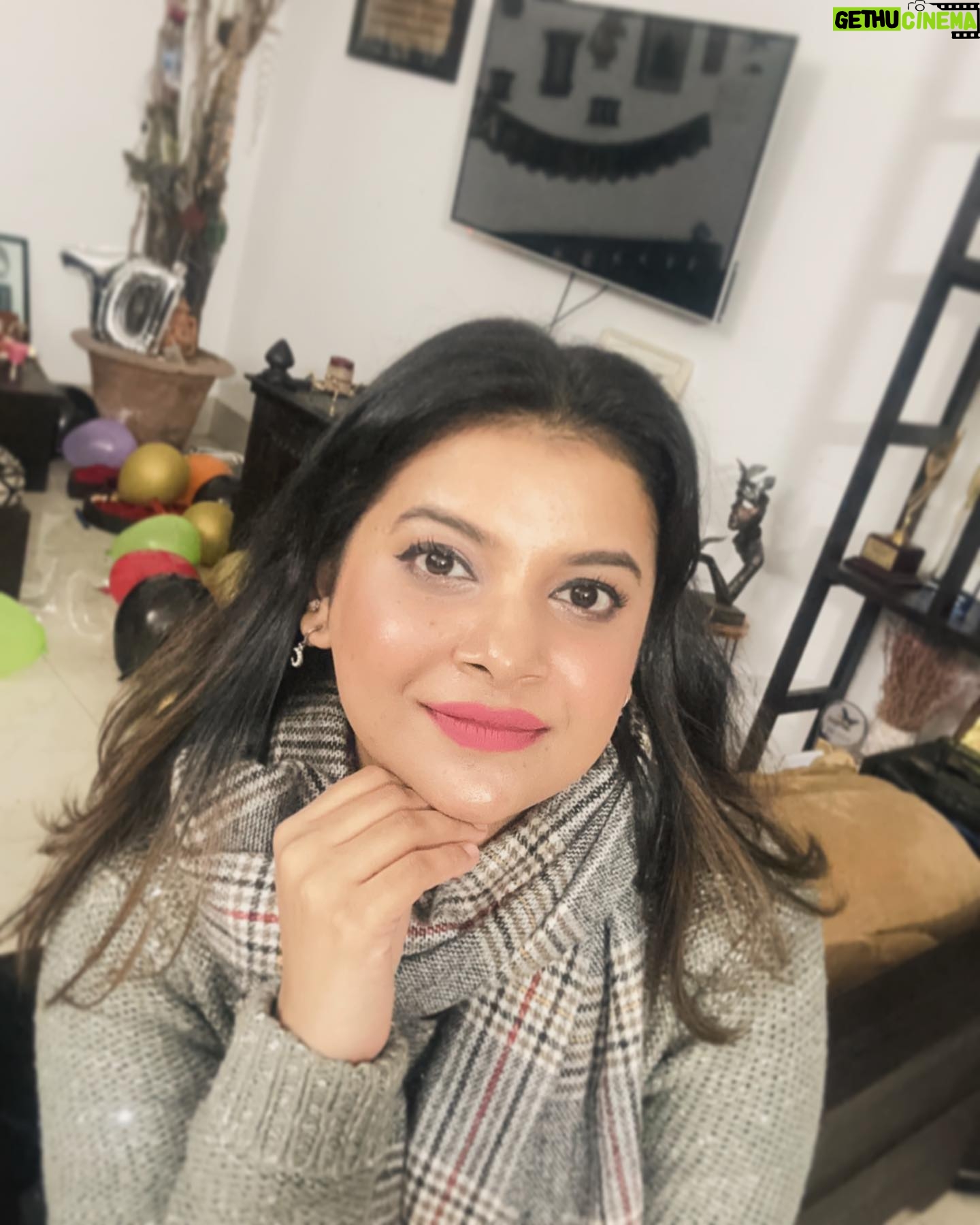 Sabnam Faria Instagram - বেলা হারায় সন্ধ্যাতারায়, সে আসে না আমার কাননে… সাঁঝ কোকিলা সুরের দেশে. বলে তাহার কথা গোপনে…