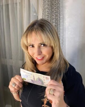 Sabrien Instagram - ملاحظين حاجة غريبة في ال ٢٠٠ جنية دي ؟ 🤔 
#صابرين
#٢٠٠_جنية