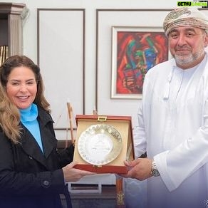 Sabrien Instagram - شكرا #سلطنة_عمان شكرا #سعادة_السيد_سعيد_بن_سلطان_البوسعيدي وكيل وزارة الثقافه والرياضه والشباب علي تكريمي بدرع #وزارة_الثقافه وشكرا علي حفاوة الاستقبال حكومة وشعباً 🙏🌺🌺🌺🌺