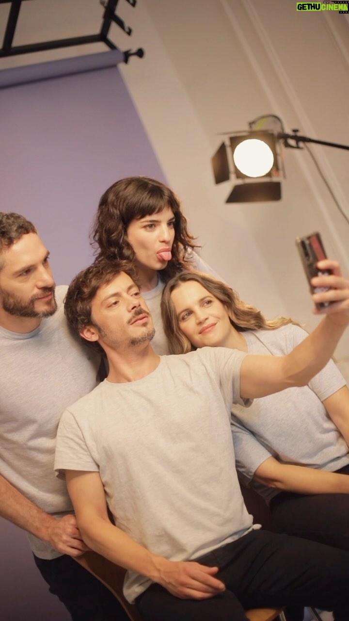 Sabrina Garciarena Instagram - Se viene, se viene...🔜 💜 Y vos, ¿cómo te venís preparando para el estreno? ¿Tenés tu entrada? 🏃🏻♀️ Apurate que YA están en venta por plateanet. Desde el 15 de abril, @fonzista, @sabrinagarciarena, @michelnoher y @malesanchezw hacen Pequeños Grandes Momentos con la dirección de @daliaelnecave en el Multiteatro Comafi. 👖👕 @leejeans.ar y @wrangler.ar ¡No te la podés perder! 💫