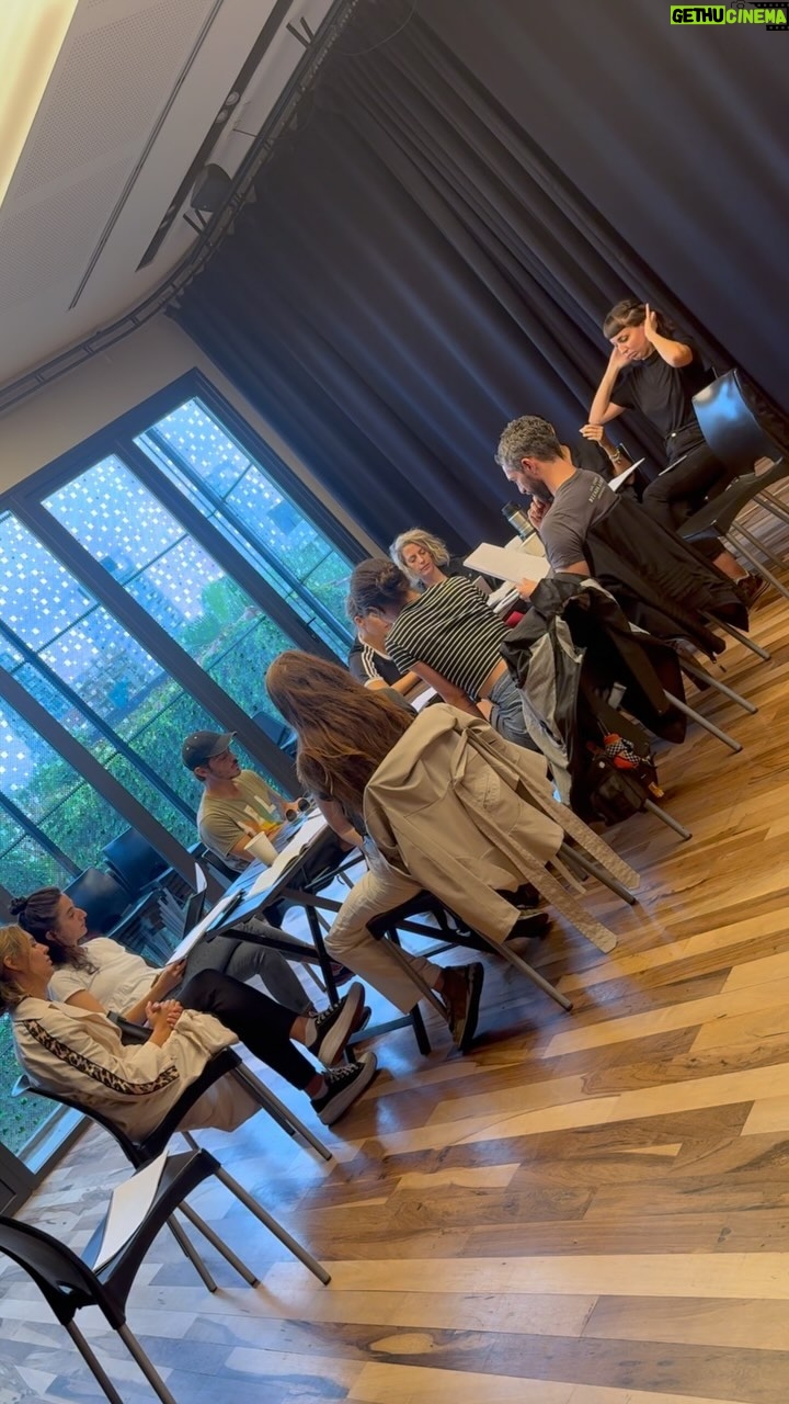 Sabrina Garciarena Instagram - ¡Empezamos los ensayos! Falta muy poquito para encontrarnos en esta obra que será un abrazo teatral para reír juntos, emocionarnos y pensar. 🎈Desde el 15 de abril, nos vemos todos los lunes y martes en el Multiteatro Comafi Actúan @fonzista, @sabrinagarciarena, @michelnoher y @malesanchezw. Dirección: @daliaelnecave Producción general: @valenberger y @morrisgilr 🎫 ENTRADAS A LA VENTA EN PLATEANET