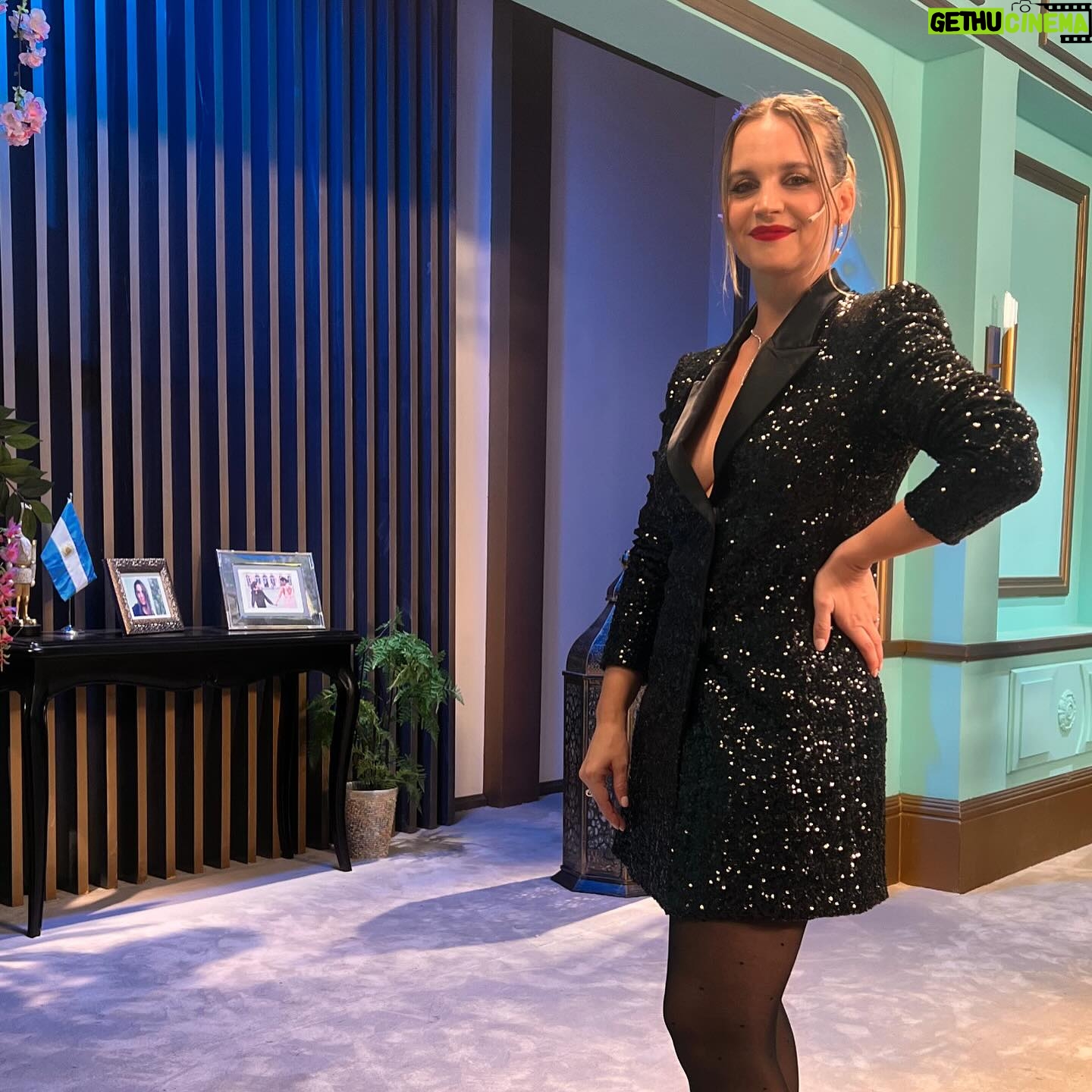 Sabrina Garciarena Instagram - Amor x ellos ❤️🔥 ST @carolinamaxwell MUP @juicymakeup H @zacariasguedes D @mariagorof S @rickysarkany J @simonetta.orsini Gracias @mirthalegrand @eltrecetv @lamesazarg @soy.prensa Ph @malcolm_macgibbon