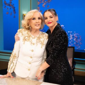 Sabrina Garciarena Instagram - Siempre generosa conmigo 🤍@mirthalegrand @lamesazarg @eltrecetv 
Gracias por recibirme en tu casa y contar sobre mi nuevo proyecto que me tiene feliz @pequenosgrandesmomentosok @valenberger @daliaelnecave @juanmillozzi 
Lunes y Martes 20.30 en el  @multiteatro 🤍

Gracias a mi equipo 
ST @carolinamaxwell ❤️
D @mariagorof @mergorof ❤️
💎 @simonetta.orsini 
SH @rickysarkany ❤️
H @zacariasguedes ❤️
Makeup @juicymakeup ❤️

Ellos son talentosos pero además buenas personas gracias por dejarme bella 🥰