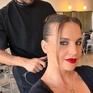 Sabrina Garciarena Instagram - Siempre generosa conmigo 🤍@mirthalegrand @lamesazarg @eltrecetv 
Gracias por recibirme en tu casa y contar sobre mi nuevo proyecto que me tiene feliz @pequenosgrandesmomentosok @valenberger @daliaelnecave @juanmillozzi 
Lunes y Martes 20.30 en el  @multiteatro 🤍

Gracias a mi equipo 
ST @carolinamaxwell ❤️
D @mariagorof @mergorof ❤️
💎 @simonetta.orsini 
SH @rickysarkany ❤️
H @zacariasguedes ❤️
Makeup @juicymakeup ❤️

Ellos son talentosos pero además buenas personas gracias por dejarme bella 🥰