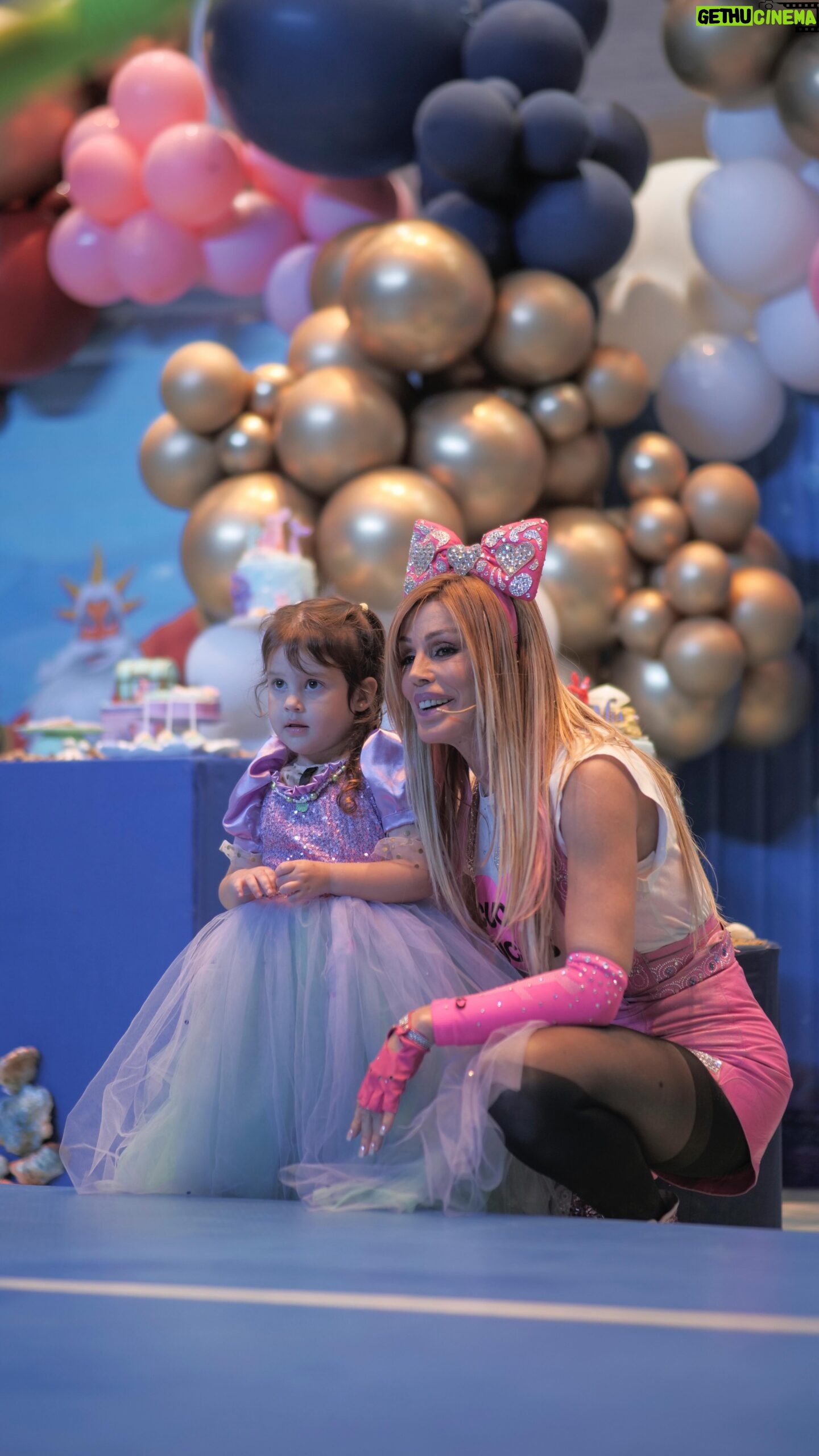 Sabrina Garciarena Instagram - Gracias @yosoypanam por hacernos vivir un cumpleaños hermoso y lleno de alegría, en especial para Mia que no paro de saltar y sonreír… Sos única y muy generosa por eso todos te aman!