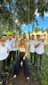 Sabrina Rojas Instagram - Un poco de back de NO PUEDO FINGIRLO🎵 Temón de @ulisesbuenosoy y @desakta2ok Yo no puedo fingir ser tan fan de Ulises, por eso fue inolvidable compartir esto con él . Gracias Uli , fue un placer conocerte a vos y a todas las personas que trabajaron en esa jornada 🖤