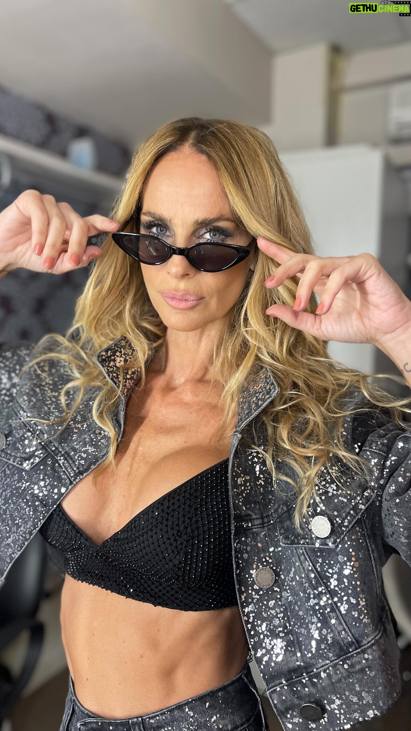 Sabrina Rojas Instagram - Cómo resumir tantos momentos compartidos en un puñado de segundos? Feliz en tu día @rojassasi 🎈🎁🎉🎊😀 Acá estamos y estaremos entre el laburo, la vida, los audios eternos (con nuestras diferencias e intercambios 🤦♀️) y los recitales de cuarteto. Entre Rodrigo y el Ulises ja!!! Riéndonos siempre. Te 💙 mucho!!! 💫 Lo mejor está por venir!!! 💫☀️💪🏻💥💫☀️😘