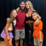 Sabrina Rojas Instagram - Algunas fotos de una etapa inolvidable que se termina en Carlos Paz . Compañeros más lindos no pude tener . Gracias Pedro y Pau por ser tan hermosos amigos arriba y abajo del escenario, por dejarles a mis hijos momentos que va a quedar para siempre en nuestro recuerdos Gracias Eze Corbo y Fede Hoppe, amé trabajar con ustedes . Pachu, Rodri , Camilo y Miche del amor , los quiero !!! Y el súper equipazo de producción con la potra de Gladys , Rubén , Fran , Brian . Y Diego Rinaldi de mi vida , que lindo conocerlos . Me voy muy feliz 🤍 @chavespauok @pedroalfonsoo @pachu_pena @_rodrinoya @camilonicolasok @michemasson @gladysragona @francaivano @rubenzas @brianliberti @diegomartinrinaldi ♥️