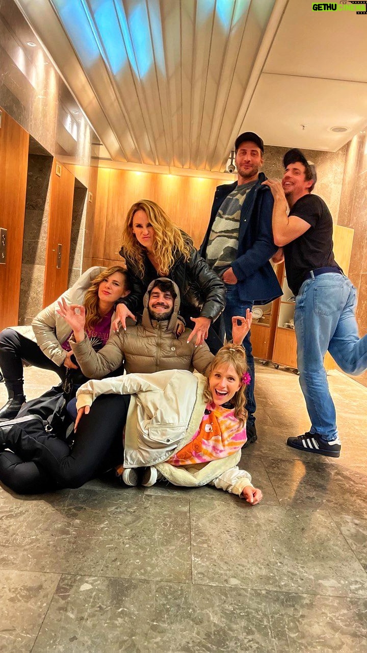Sabrina Rojas Instagram - Uruguay ,cinco funciones en dos días a sala llena .No nos alcanzan las palabras para agradecer tanto amor , siempre es un placer visitar su país 🤍 @desnudosteatrok sigue de gira 💪🏾
