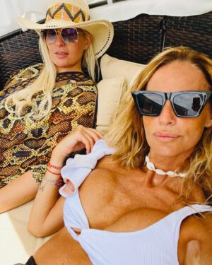 Sabrina Rojas Instagram - Ella es Pao, mi amiga desde hace 28 años. Nos amamos y nos tenemos tatuadas hace décadas . Ella es el ser más noble del mundo . Tiene una familia hermosa que también es la mía . Ni la distancia nos pudo separar ,por eso cada tanto la visito, nos tomamos unos mates y nos ponemos al día . Te amo amigahermana de mi vida . Gracias por estar siempre . ♥️