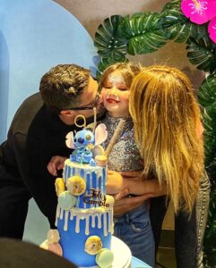 Sabrina Rojas Instagram - Inolvidable festejo !! Gracias por hacer muy feliz a Espe 💜 ⭐️ @carlalioi.press_ por estar siempre ! 🎂 @sabrosa_pasteleria 💡@decoparaeventos17 🤹🏽‍♀️ @merequeteanimaciones 🍿 @somoselcopo 🎀 @benayaccesorios 🧁 @mariebarcakes