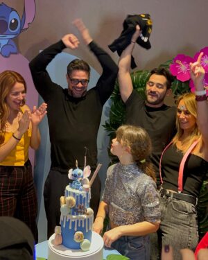 Sabrina Rojas Instagram - Inolvidable festejo !! 
Gracias por hacer muy feliz a Espe 💜

⭐️ @carlalioi.press_  por estar siempre !
🎂 @sabrosa_pasteleria 
💡@decoparaeventos17
🤹🏽‍♀️ @merequeteanimaciones 
🍿 @somoselcopo 
🎀 @benayaccesorios 
🧁 @mariebarcakes