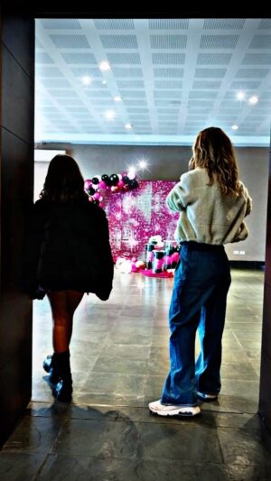 Sabrina Rojas Instagram - Así se hizo y se festejo el cumple de la niña más buena del mundo,mi bella Esperanza 🤍 
Súper fiesta rodeada de mucho amor ! 

Organización y PR: @carlalioi.press_

🧁Candy bar: @sweetmaniacandy
🎂 Torta: @sabrosa_pasteleria
🍿 @somoselcopo
 🪑Mini Livings @festeggiapilar
🍕 @pizzapartykingcatering
🤸‍♀️Animación: @pentagrama.animaciones
👩‍🎤Stand glitter: @natiemaquillajes
🍗@_crazypork_catering
 🧢 @cyberplayuno420 
🍫 Cascada @estilorg_catering 
🖲️ Plataforma 360 @photofunfotocabinas 
 🥳 @cotillonrioluminoso
 🥟 @enzucatering
 💡Deco luminosa @decoparaeventos17
 🍰 Pastelería @rocatering