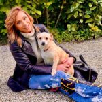 Sabrina Salerno Instagram - Nuvola e Botolo sono entrati a far parte della nostra famiglia. La storia di Botolo è triste, ha una buona indole ma non si fa avvicinare da nessuno a causa dei continui maltrattamenti. Piano piano, grazie anche a Nuvola che invece è più socievole, lo stiamo aiutando a darci fiducia. I miglioramenti sono già visibili dopo pochi giorni!!! In passato ho avuto un magnifico e amatissimo Golden retriever di nome Magnum e questi due trovatelli ci hanno già conquistato. Se pensate di prendere un cane, fate come me: passate da un canile (io ci sono andata per pura coincidenza e per una serie di motivi che un giorno vi spiegherò ). Non immaginate neanche quanto amore possano dare!!! Ringrazio mio marito, senza di lui non sarei riuscita a prendere questa decisione. Se guardate tutti i video abbiamo fatto un po’ di casino con i nomi … ❤️🐶🐶❤️ @enrico_monti__tv_ @lucamariamonti