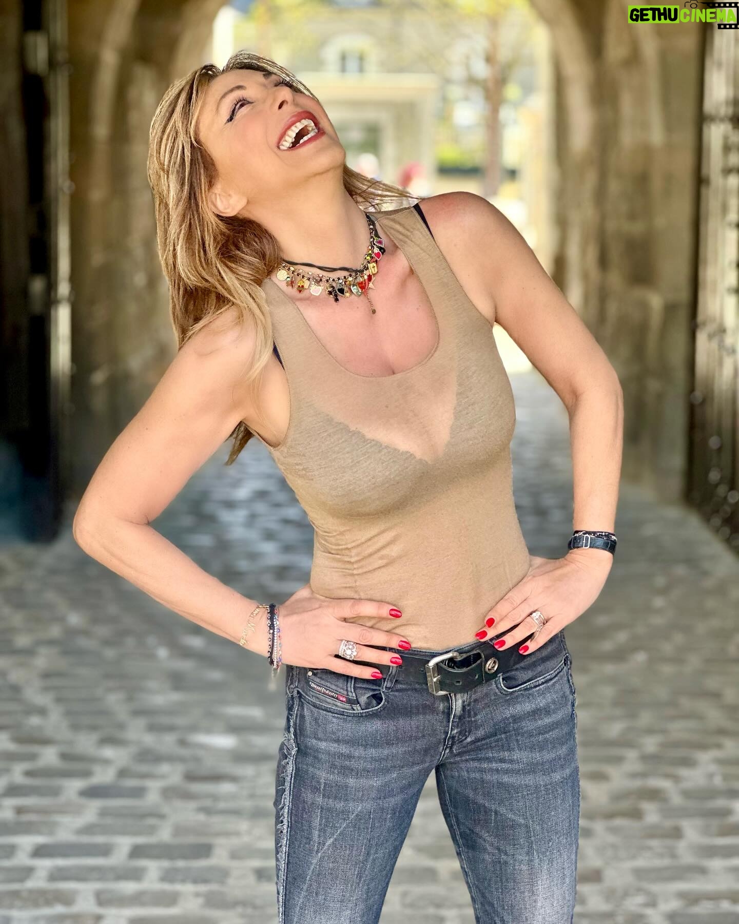 Sabrina Salerno Instagram - Mi piace moltissimo visitare i castelli …però non ho mai creduto nel principe azzurro !!! #allaroundfrance #france #castle #🇫🇷