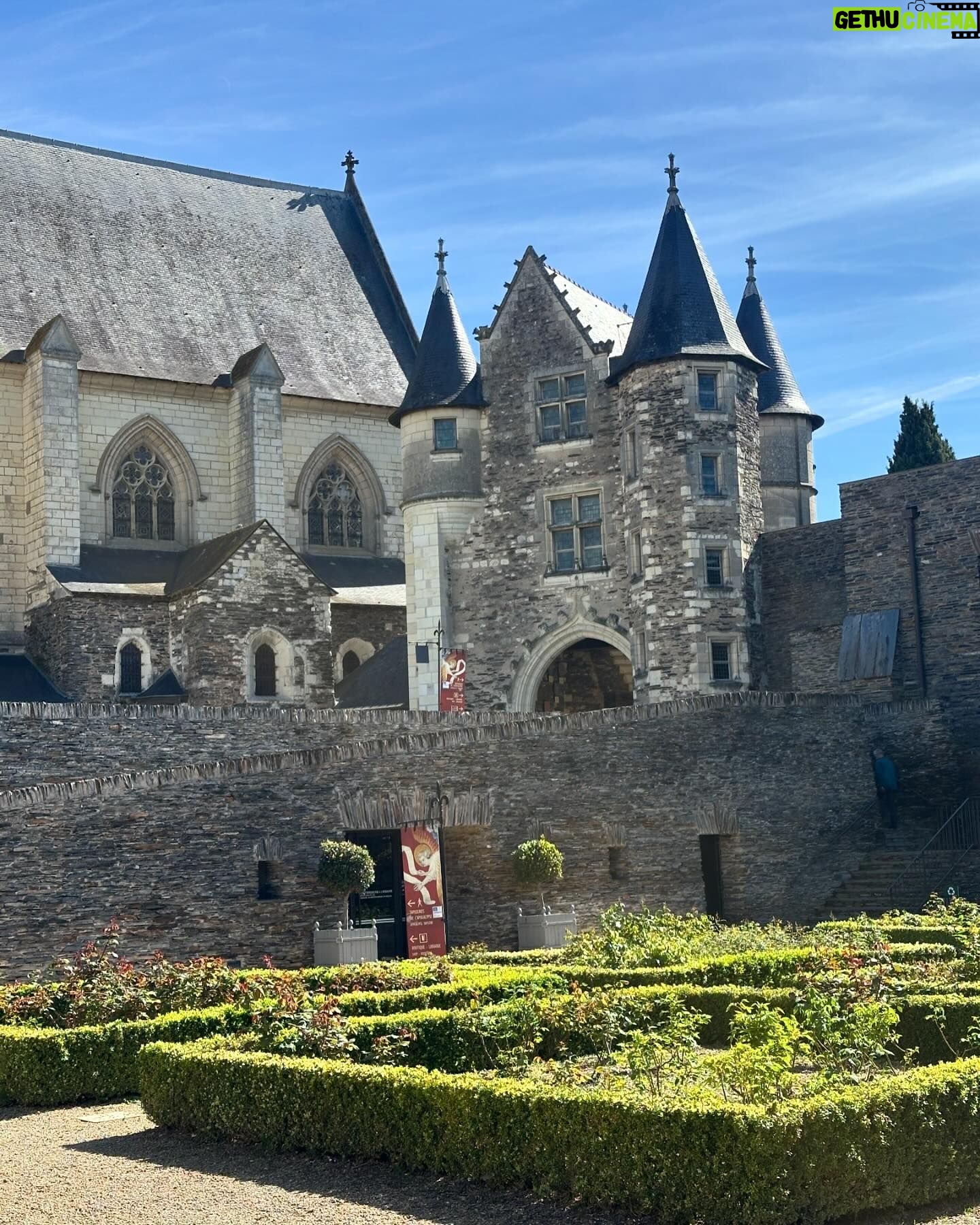 Sabrina Salerno Instagram - Mi piace moltissimo visitare i castelli …però non ho mai creduto nel principe azzurro !!! #allaroundfrance #france #castle #🇫🇷