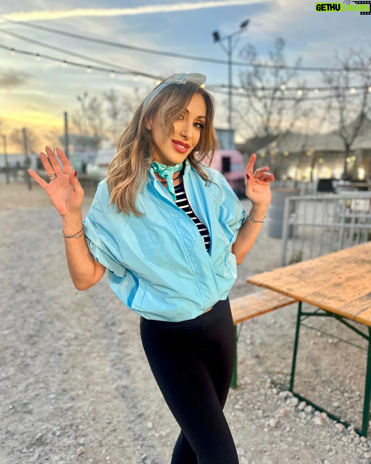 Sabrina Salerno Instagram - Tonight on @bailacomopuedas_tve Cosa succederà?!? Non importa cosa balli e nemmeno come balli, se ti rende felice balla e basta!!! Così è stato per me… legamenti a parte… #spain🇪🇸 @zeppelintv