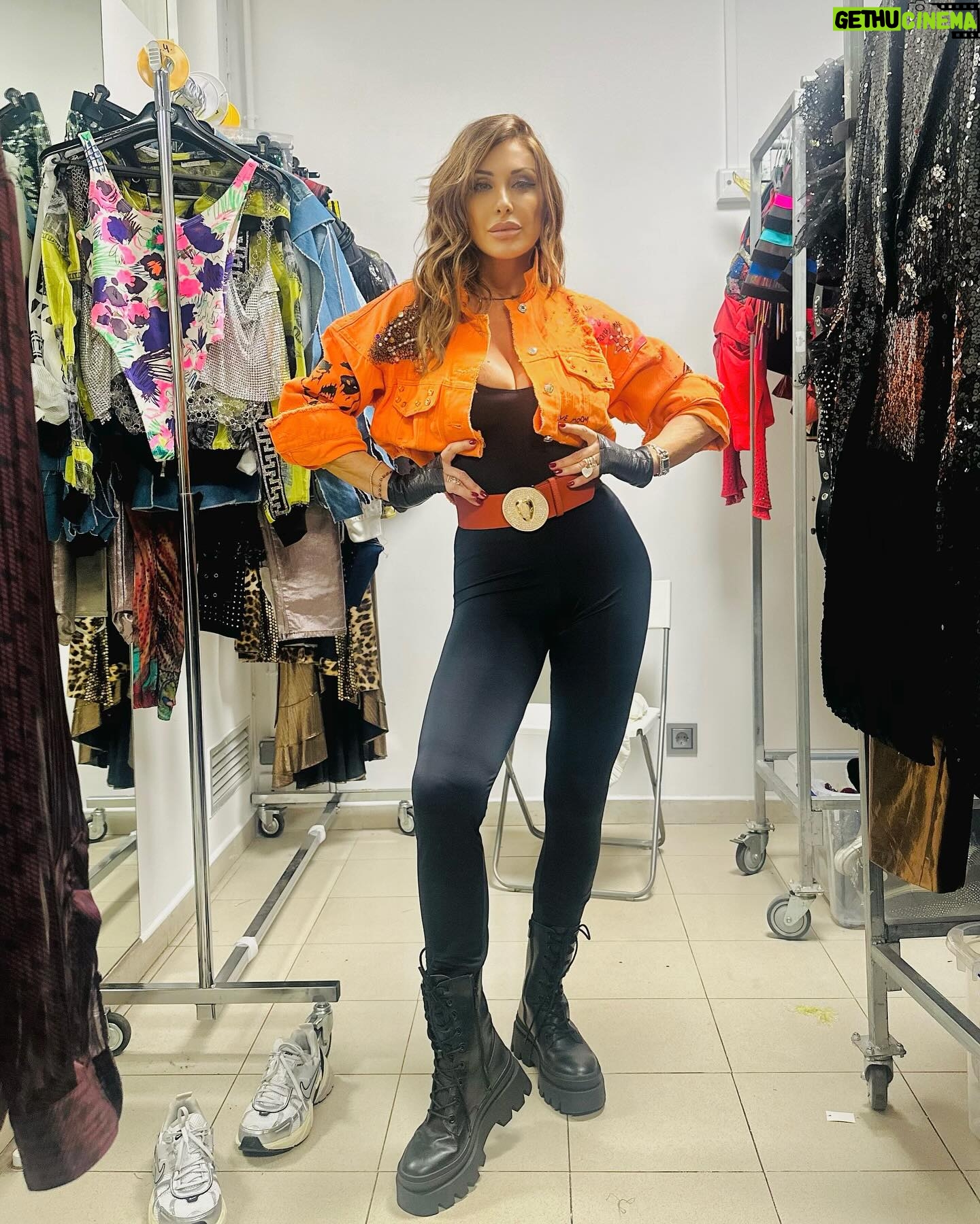Sabrina Salerno Instagram - Tonight on @bailacomopuedas_tve Cosa succederà?!? Non importa cosa balli e nemmeno come balli, se ti rende felice balla e basta!!! Così è stato per me… legamenti a parte… #spain🇪🇸 @zeppelintv