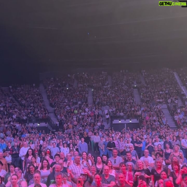 Sabrina Salerno Instagram - Ogni sera , in ogni zénith… #complet !!! Grazie per la fedeltà , ogni sera una magia e un’energia diversa !!! @stars80latournee