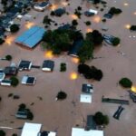 Sabrina Sato Instagram – *Arraste pro lado e veja como ajudar*
A devastação das chuvas no Rio Grande do Sul tem deixado milhares de pessoas sem abrigo, cidades alagadas e um número de vítimas ainda incerto. Hoje, mais do que nunca, precisamos unir forças para ajudar aqueles que perderam tudo. A generosidade de cada um, seja qual for sua forma de ajudar, pode trazer esperança e reconstrução para quem mais precisa. Por favor, vamos nos unir nessa missão de solidariedade. 🙏 #RioGrandeDoSul #RS #Temporais