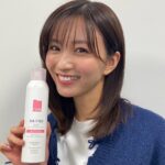 Sae Okazaki Instagram - 広告に出演させて頂いています、 コーセーマルホファーマさんのカルテHDから、新商品「モイスチュア フェイス＆ボディスプレー」が2月16日（金）に発売されます！   肌のバリア機能に重要なうるおい構造（角層ラメラ） を立て直すヘパリン類似物質HD(保水有効成分ヘパリン類似物質)を配合した高保湿ミストスプレーなので、 シューッと瞬時に乾燥・肌あれケアができちゃいます🧚🏻‍♀️   ふんわり細かくべたつかないミストで、顔もからだもすぐにケアできるのは 嬉しい！   花粉シーズンにも、肌あれ防止のために使いたいです🌱 全国の一部ドラッグストアやカルテHD公式オンラインサイトで購入 できます。   広告ビジュアルもぜひチェックしてね😌！   #PR #カルテＨＤ #Carte #カルテ #コーセーマルホファーマ #カルテＨＤスプレー #ヘパリン類似物質 #乾燥肌 #モイスチュアフェイスアンドボディスプレー #高保湿 #低刺激 #敏感肌 #肌あれ #スキンケア #ボディケア