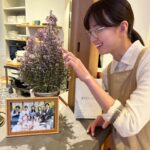 Sae Okazaki Instagram - 「アイのない恋人たち」 最後までご視聴頂きありがとうございました🌸 7人それぞれの決意の顔。 とても晴れやかで皆んな輝いていました。 全員前に進んでる！！成長してる！！ 伝え方が拙くても、素直になれなくても、 そこにはちゃんと温かい愛があって。 本当の自分の気持ち、やっと届きました。 皆んなにおめでとうって言いたい！！ きっとどんな未来があっても、隣にいる人と 乗り越えていける皆んなになっていてすごく素敵でした。 スロゴしたいわたしも。 スロゴで仲直りしたいわたしも！笑 写真は奈美・雄馬カップルの結婚式と エリカのお花！！ 花言葉は孤独と寂しさと、博愛。 ここにいるよ。 私も大好きなドラマ。 本当にありがとうございました！！ #アイのない恋人たち #アイしかない恋人たち #アイがいっぱい恋人たち！！ #ありがとうございました