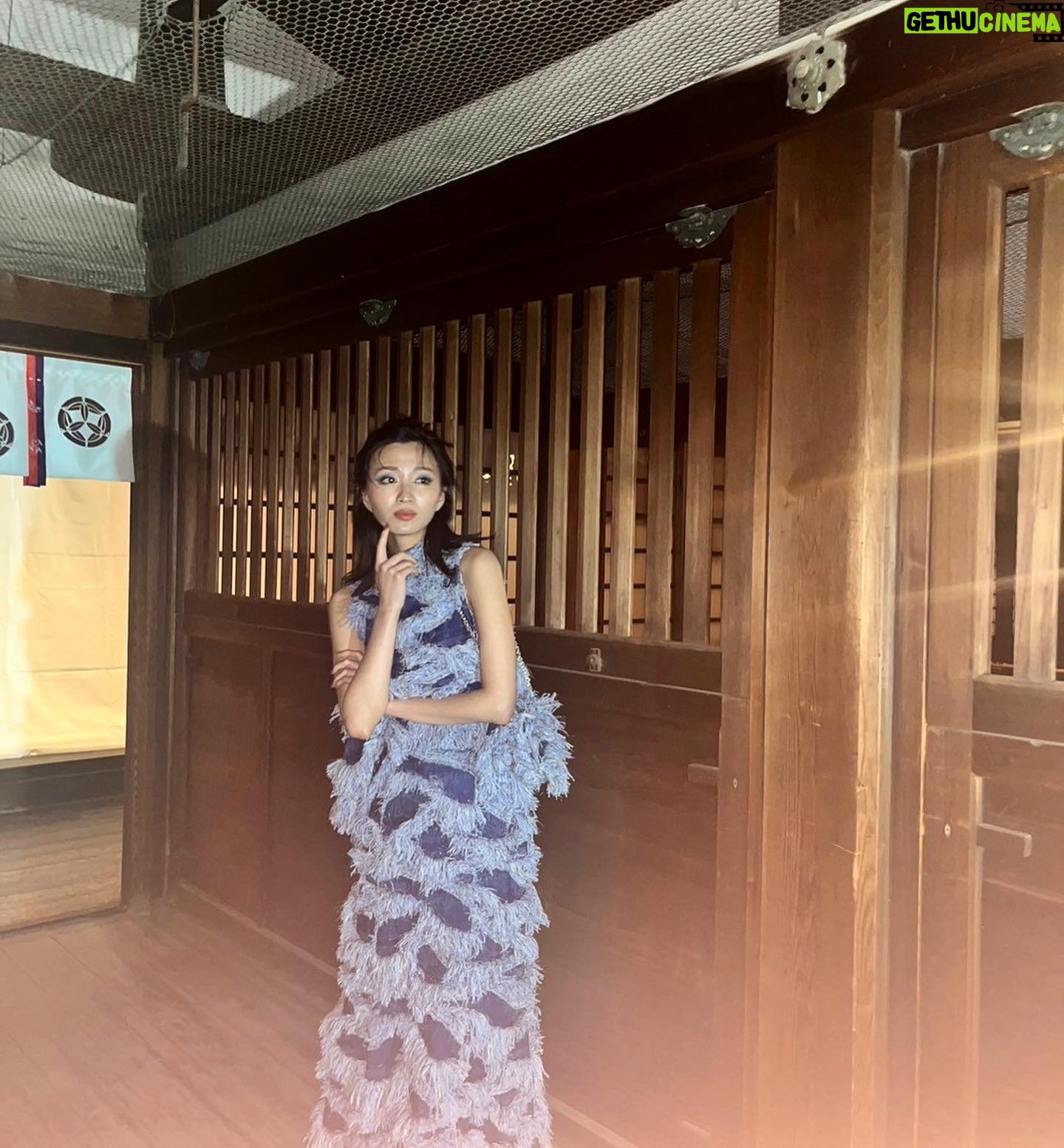 Sae Okazaki Instagram - 「BISHU COLLECTION produced by TGC」 ありがとうございました! 神社でファッションショーという とても貴重な体験をさせて頂きました。 いつもと違った雰囲気のTGC。 幻想的で神秘的でした🌌 尾州は世界三大ウールの産地。 洋服が生まれる始まりの場所で 尾州織物を身に纏って出演できたこと、光栄に思います。 もっと尾州の織物を知ってもらえるといいなと思いました🧚🏻♀️ 平原綾香さん、ドラマで主題歌を歌って頂いたiScreamさんの歌声も聴けて幸せでした。 一宮の皆さんまたお会いしましょう☺︎ #BISHU #尾州 #尾州織物 #tgc #松元絵里花