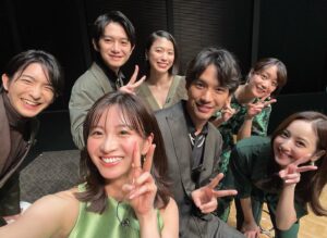 Sae Okazaki Instagram - 本日、ドラマ「アイのない恋人たち」の制作発表でした🧚🏻‍♀️
お越し頂いた皆様ありがとうございました。
今回初めて1話を観て頂いて、どんな感情を抱いたかなぁ、共感するポイントはあったかなぁとドキドキ。

このドラマの魅力が少しでも伝わっていれば良いなと思います。

7人和気藹々と！短い時間でしたが楽しかったです🥳

ABCドラマ「アイのない恋人たち」1月21日よる22時〜スタートです。
よろしくお願いします🫶

#アイのない恋人たち
#制作発表