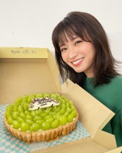 Sae Okazaki Instagram - 28歳になりました🧚🏻‍♀️ 写真は現場でお祝いしてもらったもの！ 今年もまた笑顔いっぱいの一年にしたいです🌹 いつも応援ありがとうございます！！ #28 #1年早いねえ #毎年恒例のセリフ #また皆さんに #会える機会を作れるよう #頑張ります #待っててね