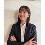 Sae Okazaki Instagram - 大塚製薬「賢者の食卓」にてCMに出演させて頂きました🕵🏻 眞島さんとご一緒させて頂いて、食卓刑事に！ ぜひチェックしてみて下さい☺️ 食事の際には、、 賢者の食卓持っておかないと！！ #賢者の食卓 #PR #食卓刑事 #眞島秀和　さん
