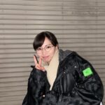 Sae Okazaki Instagram - 今夜22時から ドラマ「アイのない恋人たち」 第2話🕊️ 距離が縮まったかと思いきや すれ違ってまた離れてしまう。 揺れます。みんなぐらぐら😳笑 是非ご覧ください！ ベンチコートに絵里加の絵！！！ #アイのない恋人たち