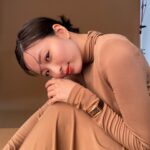Sae Okazaki Instagram - オルロジュリーさん撮影時のオフショット。 素敵な時計と共に楽しい撮影でした、、🕊️ 時計についてお話ししております。 web版もあるので是非チェックしてね☺︎ #オルロジュリー