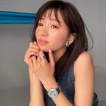 Sae Okazaki Instagram - オルロジュリーさん撮影時のオフショット。 素敵な時計と共に楽しい撮影でした、、🕊️ 時計についてお話ししております。 web版もあるので是非チェックしてね☺︎ #オルロジュリー